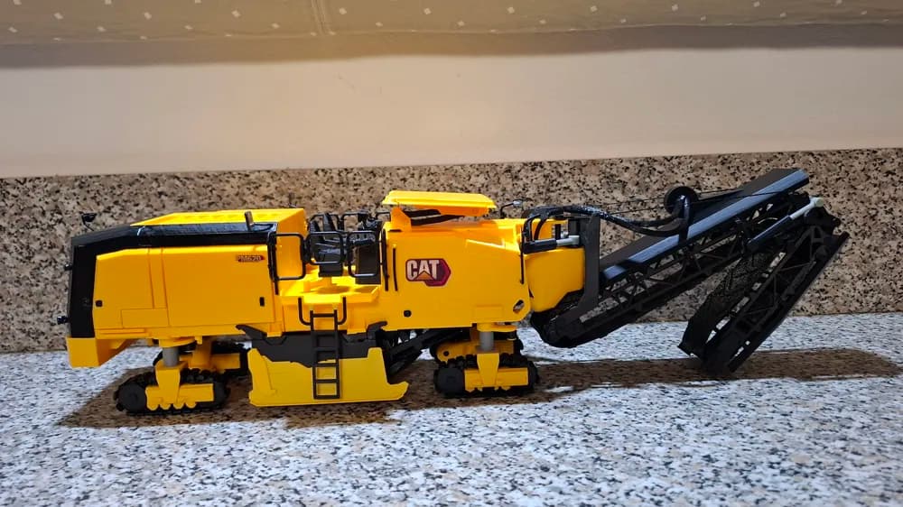 Макет асфальтоукладчика Caterpillar, фото 2 из 3